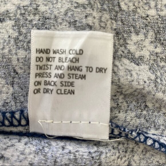 Cynthia Rowley sleeveless top with v-neckline  and ruffled hem - Picture 9 of 9